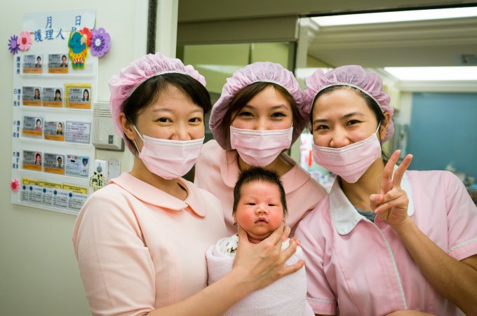Pielęgniarki na oddziale położnictwa
